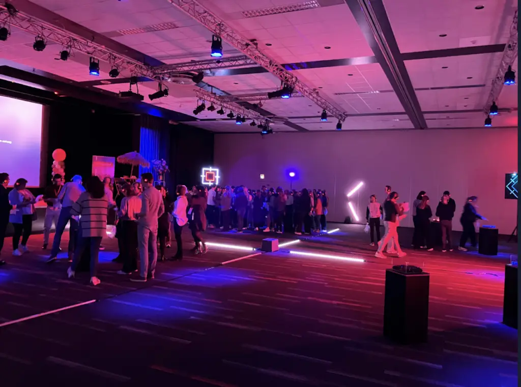 Medewerkers van BDO spelen een auditieve game met koptelefoons over strategie activatie